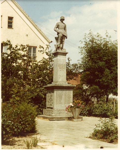 Kriegerdenkmal am Dorfplatz