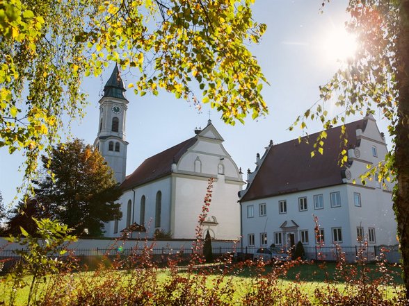 Kirche im Sonnenschein