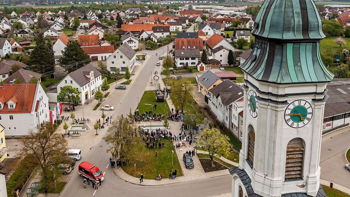 Maibaum auf dem Dorfplatz