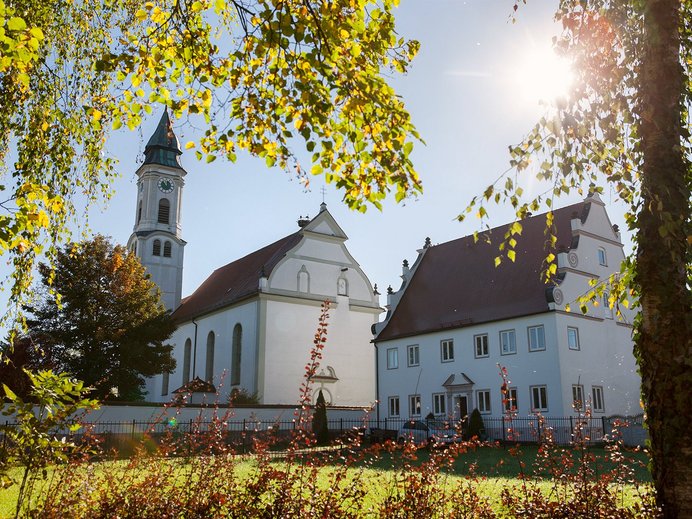 Kirche mit ehemals Leinfelderhaus