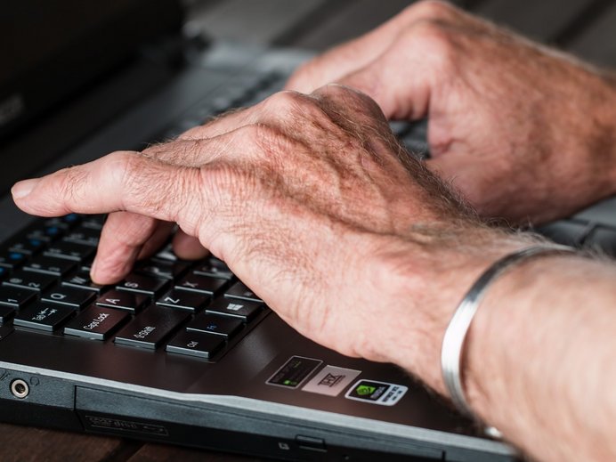 Senior tippt am PC