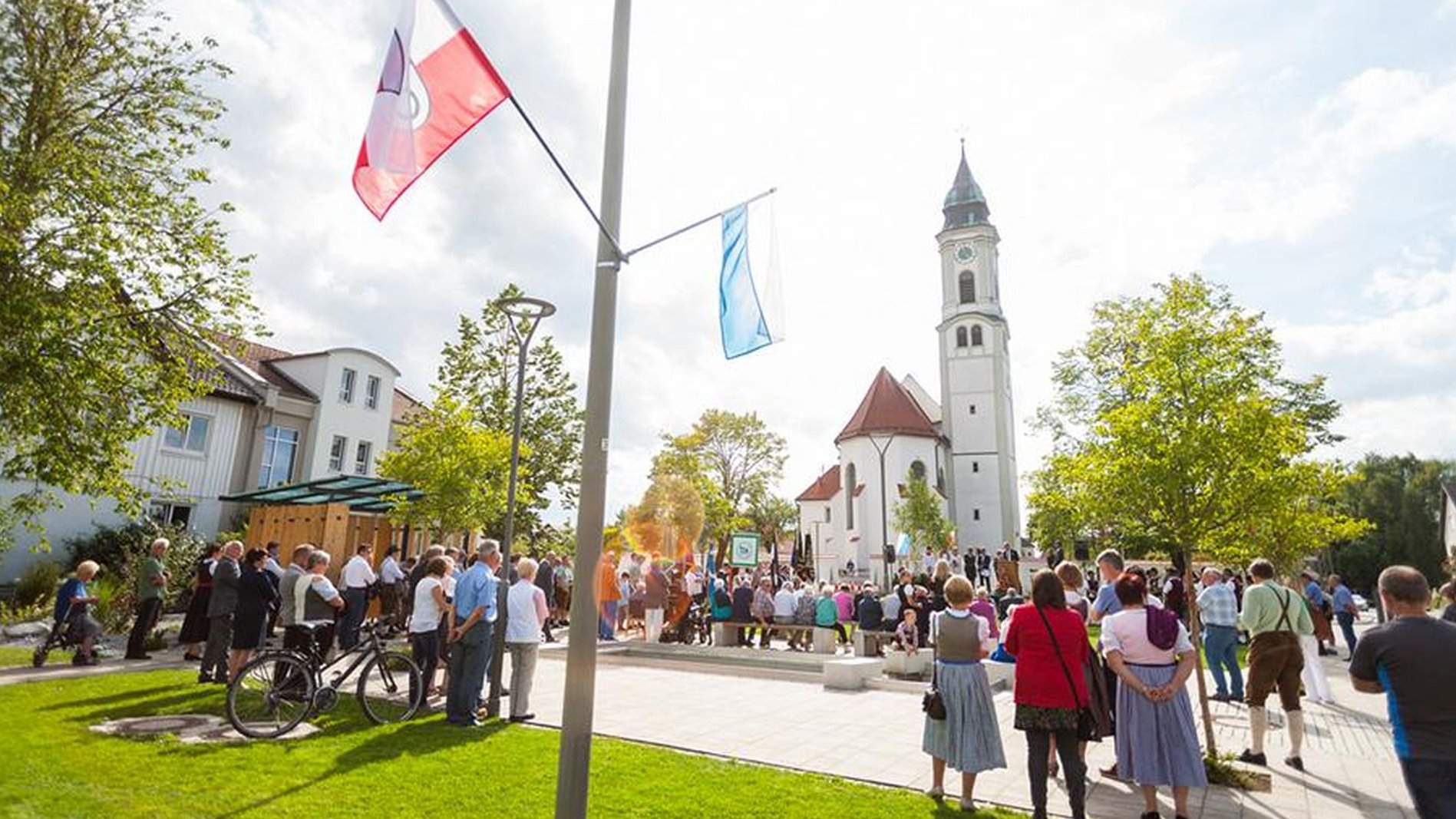 Dorfplatz Gesamtbild Einweihung